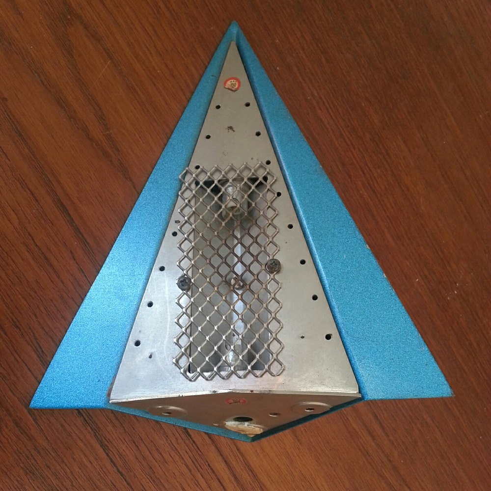 applique-ufo-triangulaire