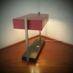 Lampe rectangulaire rouge et noire