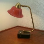 Lampe coudée et réflecteur à chapeau