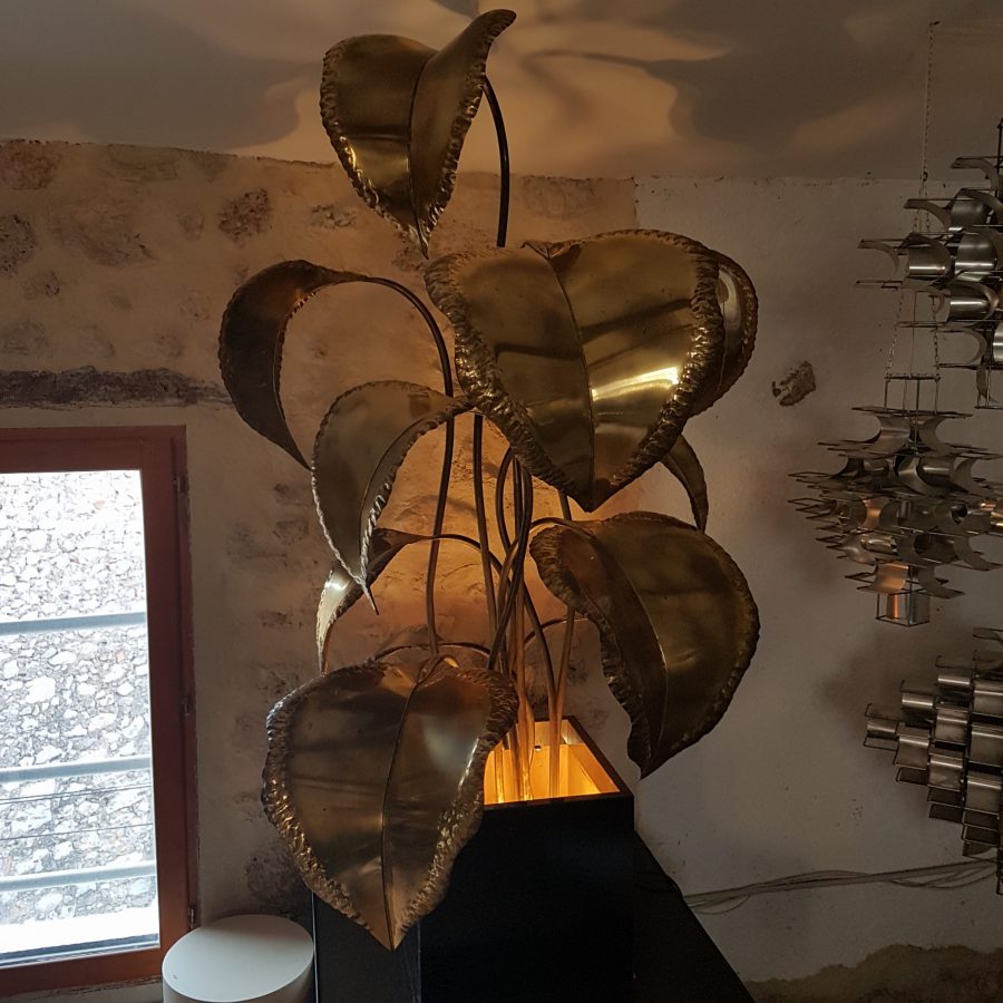 grande-lampe-fleur-en-métal-doré