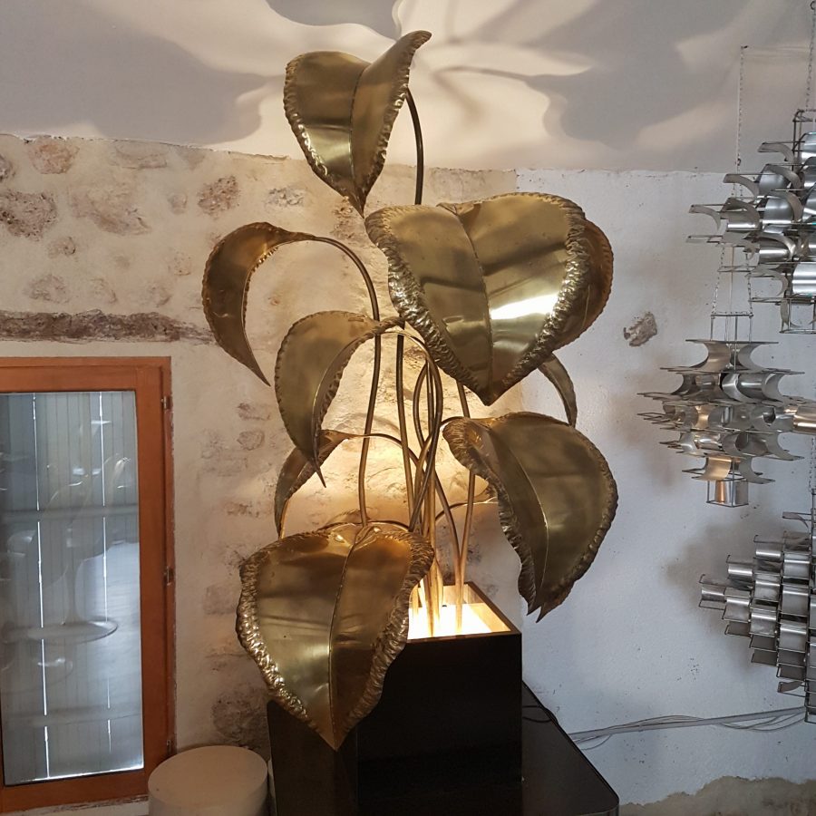 grande-lampe-fleur-en-métal-doré