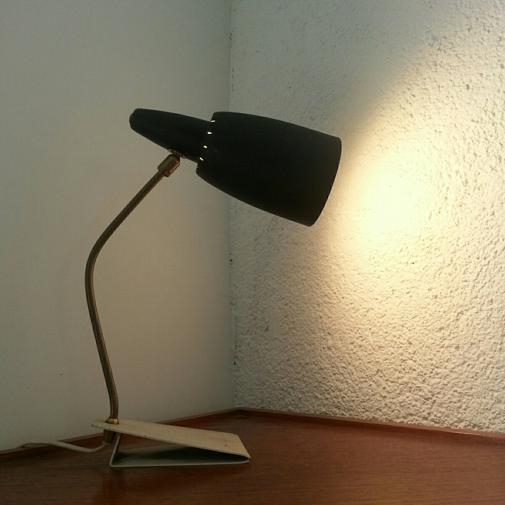 Lampe à rotule sur socle blanc